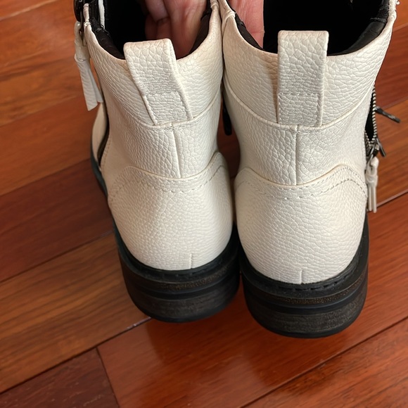 Women’s boots.  Never worn - Picture 4 of 5